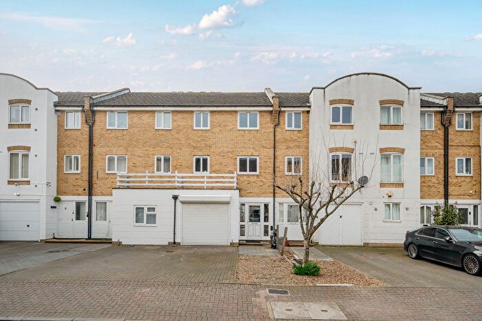 4 Bedroom Town House For Sale In Grimsby Grove, London, E16