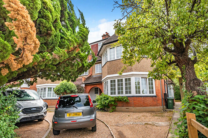 1 Bedroom Apartment For Sale In Denton Court, Cranes Drive, Surbiton, KT5