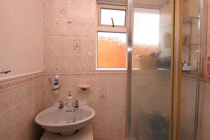 2 Bedroom Bungalow For Sale In Southlands Avenue, Corfe Mullen, BH21