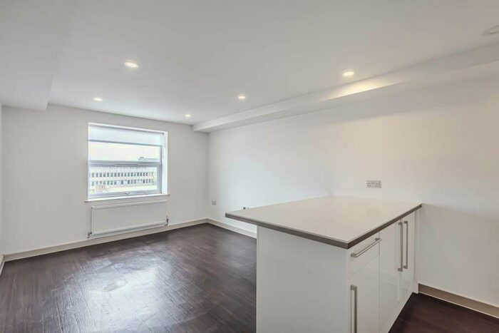 2 Bedroom Flat To Rent In High Street, Bracknell, Berkshire, RG12