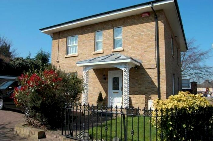 4 Bedroom Detached House To Rent In Vale Road, Northfleet, Gravesend, Kent, DA11