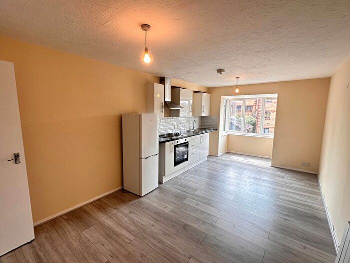 3 Bedroom Flat To Rent In Broadfields Way, London, NW10