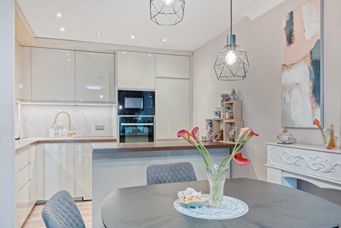 2 Bedroom Flat For Sale In Cleeve Way, Sutton, SM1