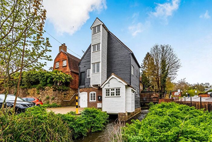 1 Bedroom Flat For Sale In Godalming, Surrey, GU7