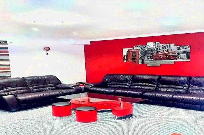 2 Bedroom Flat To Rent In High Street, Hounslow, TW3