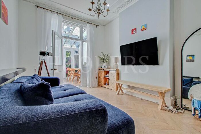 2 Bedroom Flat For Sale In Lansdowne Grove, London, NW10