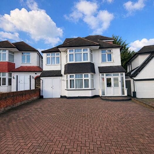 5 Bedroom Detached House For Sale In Kings Drive, Edgware, Middlesex, HA8