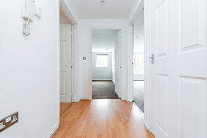 2 Bedroom Flat For Sale In London Road, Kingston Upon Thames, KT2