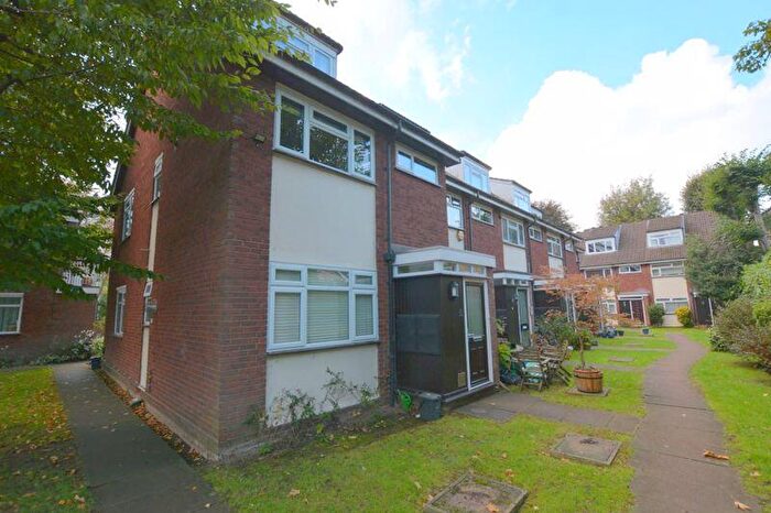 2 Bedroom Flat For Sale In Westfield Park, Hatch End, HA5