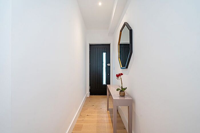 2 Bedroom Flat For Sale In Kingsbridge Avenue, London, W3