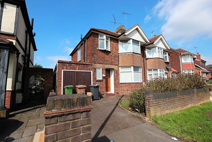 3 Bedroom Semi-Detached House To Rent In Hitchin Road, Luton, LU2