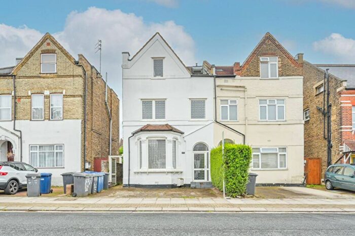 Studio To Rent In Station Road, Finchley, London, N3