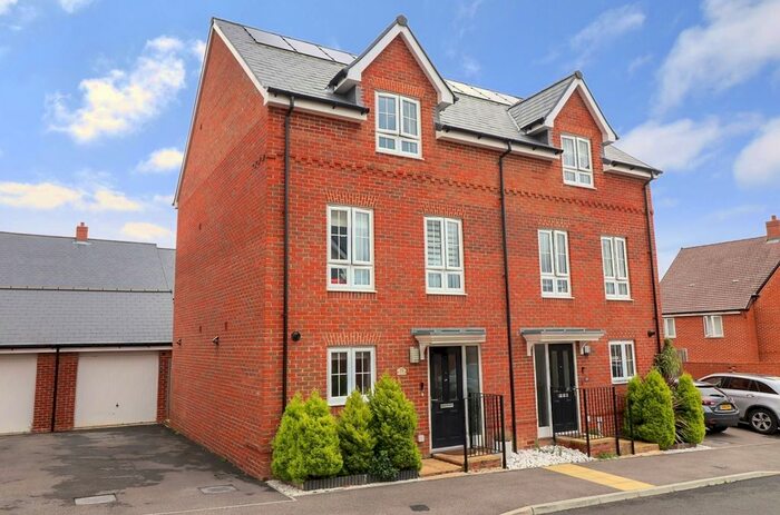 3 Bedroom Town House For Sale In Bushy Dene Road, Botley, SO32