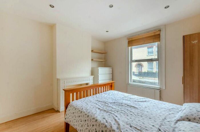 3 Bedroom Flat To Rent In Moffat Road, Tooting Bec, London SW17