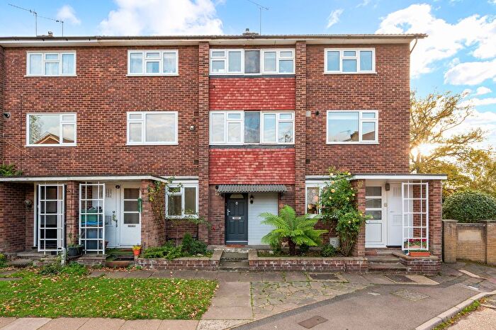 2 Bedroom Flat For Sale In South Terrace, Surbiton, KT6