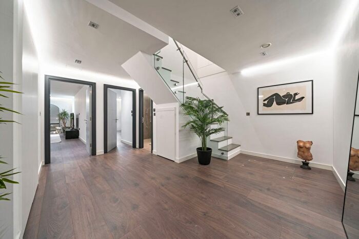 2 Bedroom Flat To Rent In Sharel Court, The Ridgeway, London, NW11