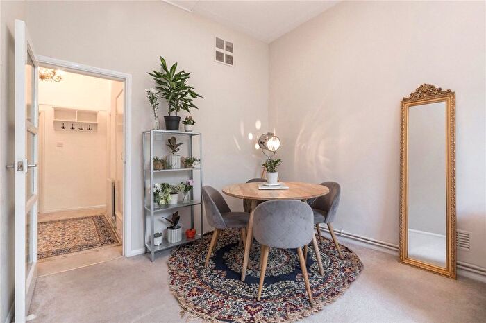 1 Bedroom Flat To Rent In Gloucester Gardens, Bayswater, W2