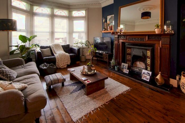 2 Bedroom Flat To Rent In Wells Road, Knowle, Bristol, BS4