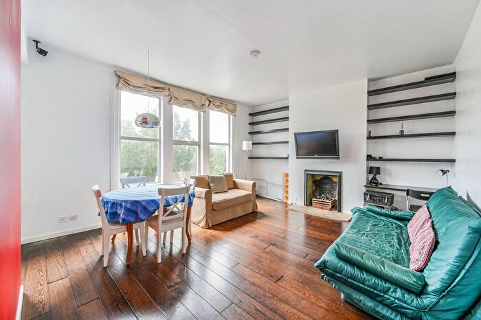 2 Bedroom Flat To Rent In Claphm Common North Side, Battersea, London, SW4