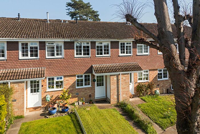 2 Bedroom Detached House For Sale In Hillcrest, Weybridge, KT13