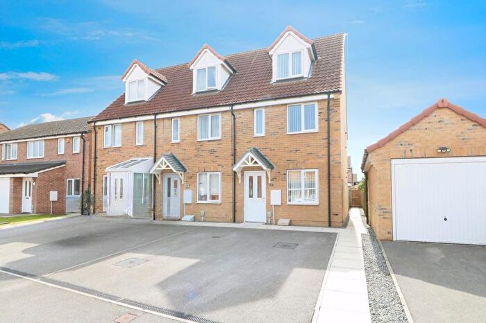 3 Bedroom Terraced House For Sale In Stable Way, Kingswood, HU7