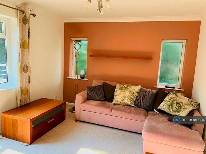 2 Bedroom Flat To Rent In West Cliff Court, Bournemouth, BH4