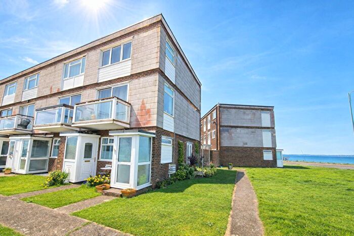 2 Bedroom Flat For Sale In Woburn Court, Lee-On-The-Solent, PO13