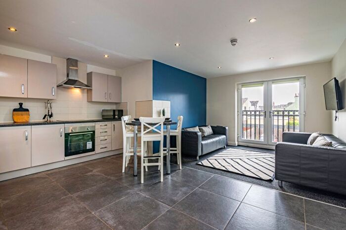 4 Bedroom Flat To Rent In Flat, Lord Tennyson House, Rasen Lane, LN1