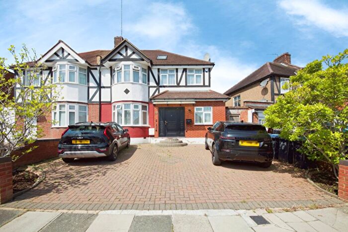 5 Bedroom Semi-Detached House For Sale In Ravenscraig Road, London, N11