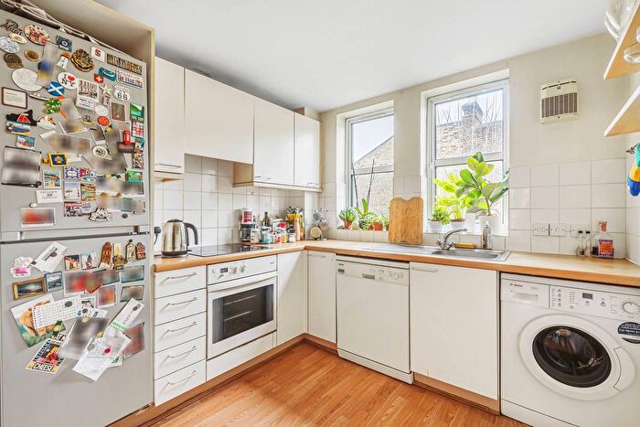 2 Bedroom Flat To Rent In Equity Square, Bethnal Green, London, E2