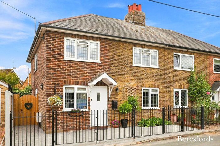 3 Bedroom Semi-detached House For Sale In Middle Road, Ingrave, CM13