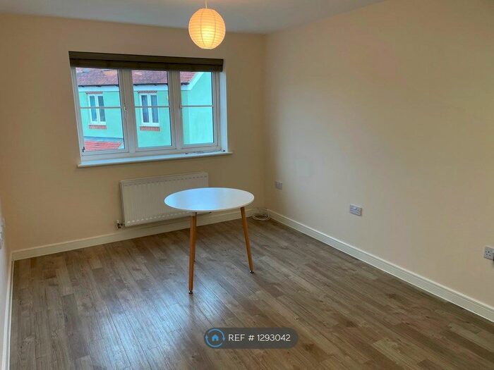 1 Bedroom Flat To Rent In Perrine Close, Berryfields, Aylesbury HP18