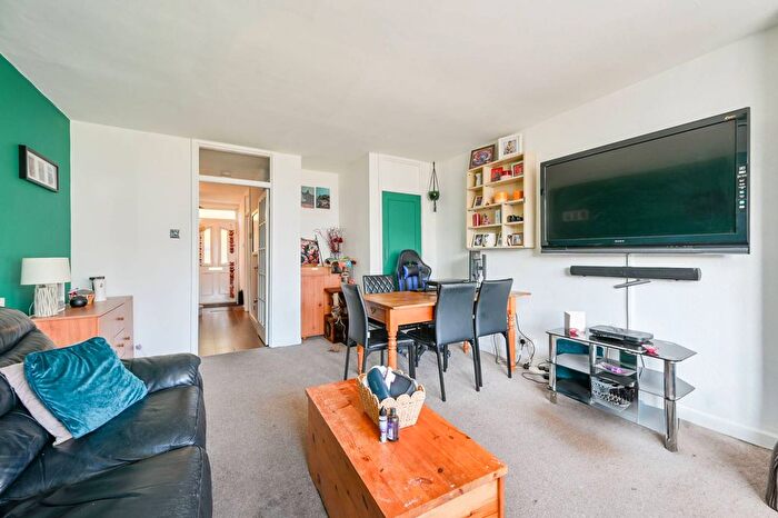 2 Bedroom Maisonette To Rent In Middlesex Court, Chiswick, London, W4