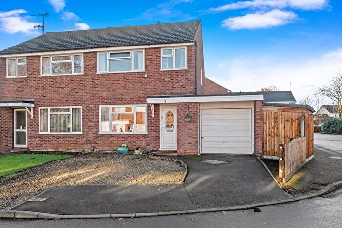 3 Bedroom Semi-Detached House For Sale In Maple Close, Evesham, WR11