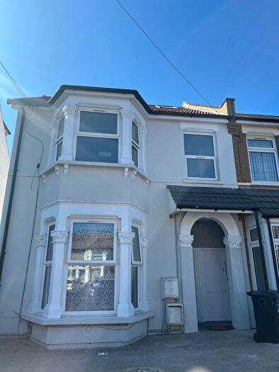 3 Bedroom Flat To Rent In Blythswood Road, Ilford, IG3