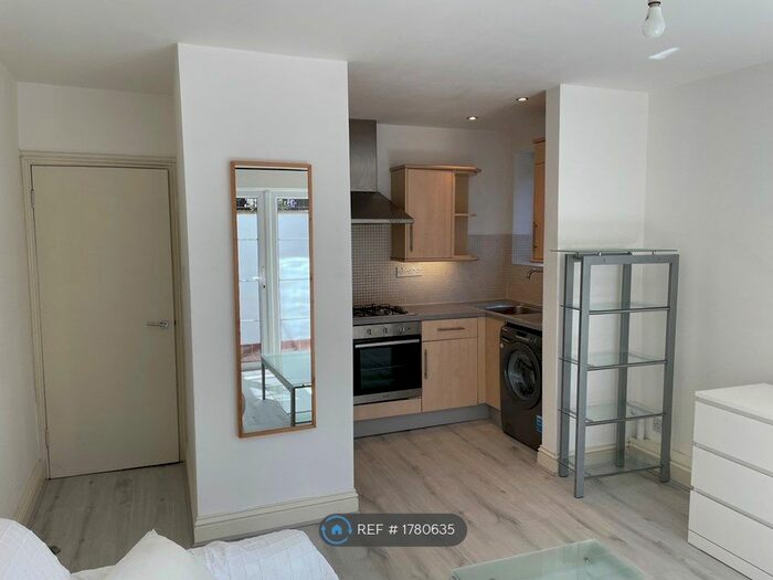 1 Bedroom Flat To Rent In Clifford Avenue, London, SW14
