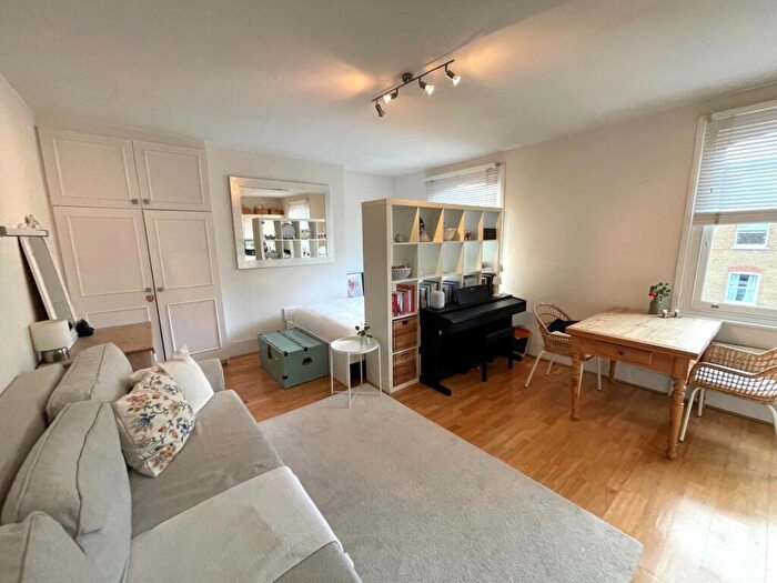 Flat To Rent In Alexandra Grove, Finsbury Park, N4