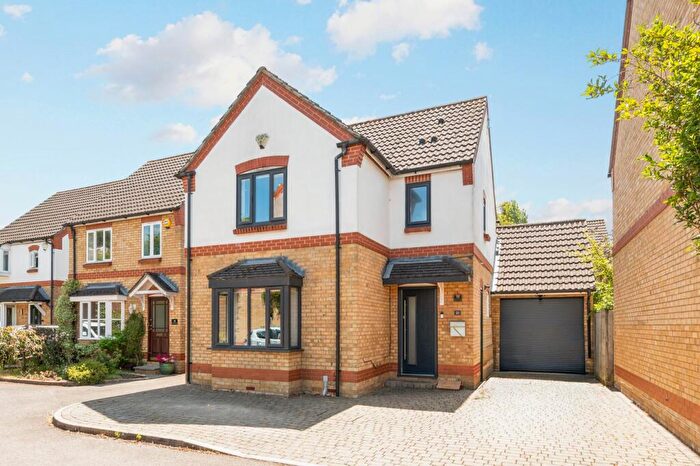 3 Bedroom Detached House For Sale In Fernihough Close, Weybridge, KT13