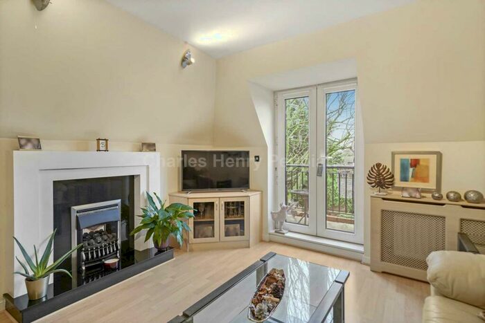 2 Bedroom Apartment To Rent In Blagdens Lane, Southgate, N14