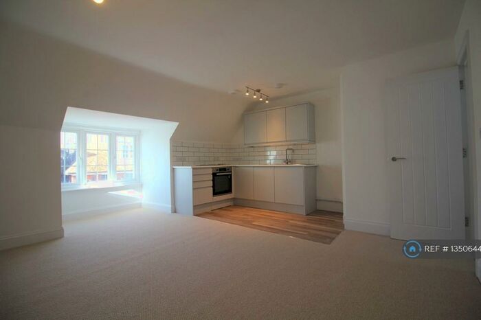 1 Bedroom Flat To Rent In Pier Street, Lee-On-The-Solent, PO13