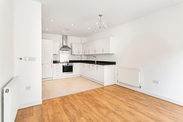 1 Bedroom Flat To Rent In Makepeace Court, Blagrove Road, Teddington, TW11