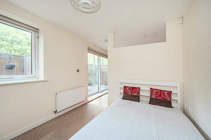 Studio To Rent In Portia Way, Mile End, London, E3