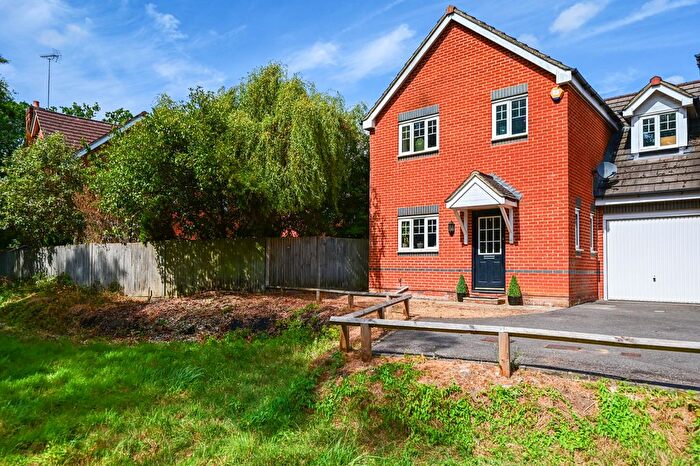 4 Bedroom Link Detached House For Sale In Old Forge End, Sandhurst, GU47