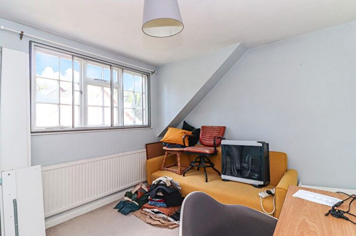 2 Bedroom Maisonette For Sale In Langley Road, Watford, WD17