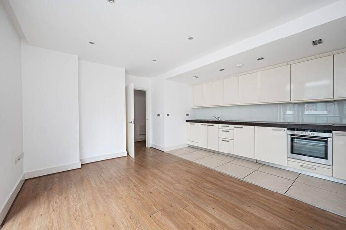 1 Bedroom Flat To Rent In Leman Street, , Tower Hamlets, London, E1