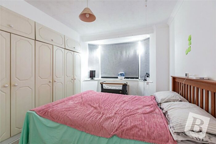 2 Bedroom Bungalow For Sale In Derby Avenue, Upminster, RM14