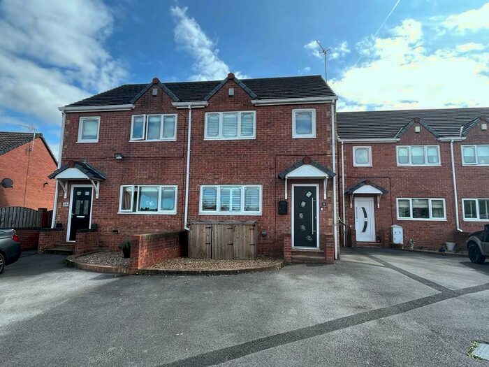 3 Bedroom Semi-Detached House To Rent In St. James Close, S41