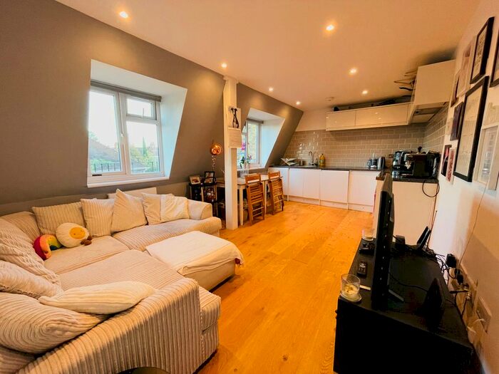2 Bedroom Flat To Rent In Balham High Road, London, SW17