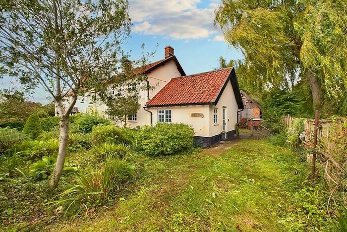 3 Bedroom Cottage For Sale In Vicarage Road, Great Hockham, IP24