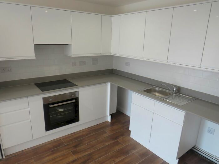 2 Bedroom Flat To Rent In Lyons Way, Slough, SL2